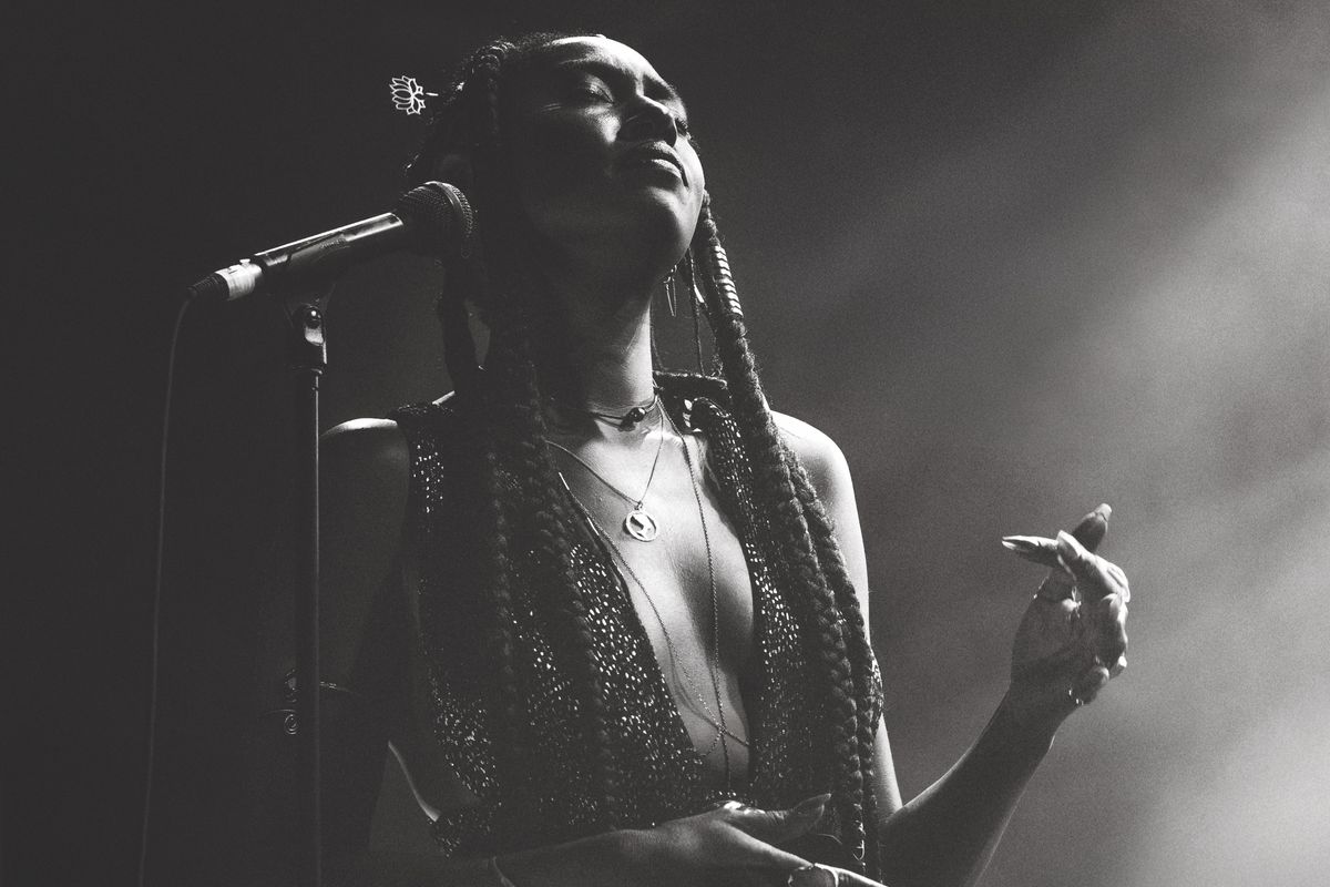 Dominique Fils-Aimé lance un album live et annonce des spectacles aux États-Unis