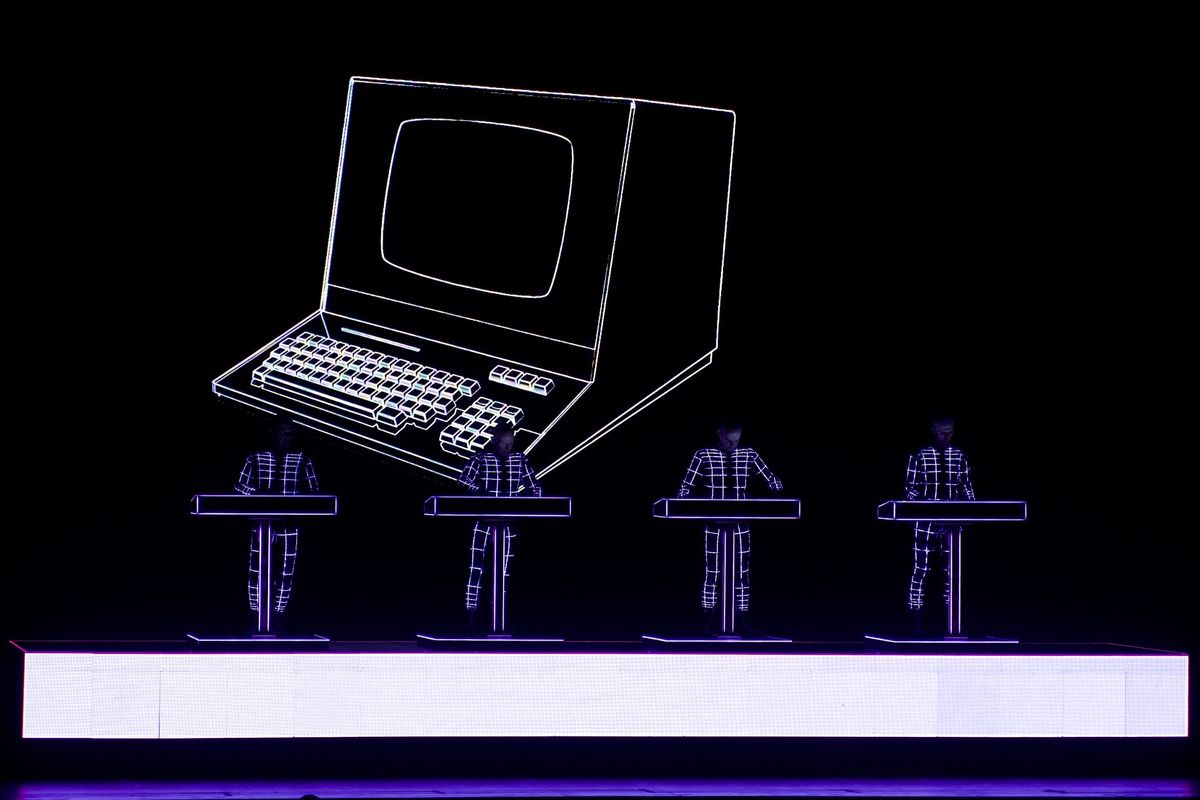 Kraftwerk pose son vaisseau à la Place des Arts