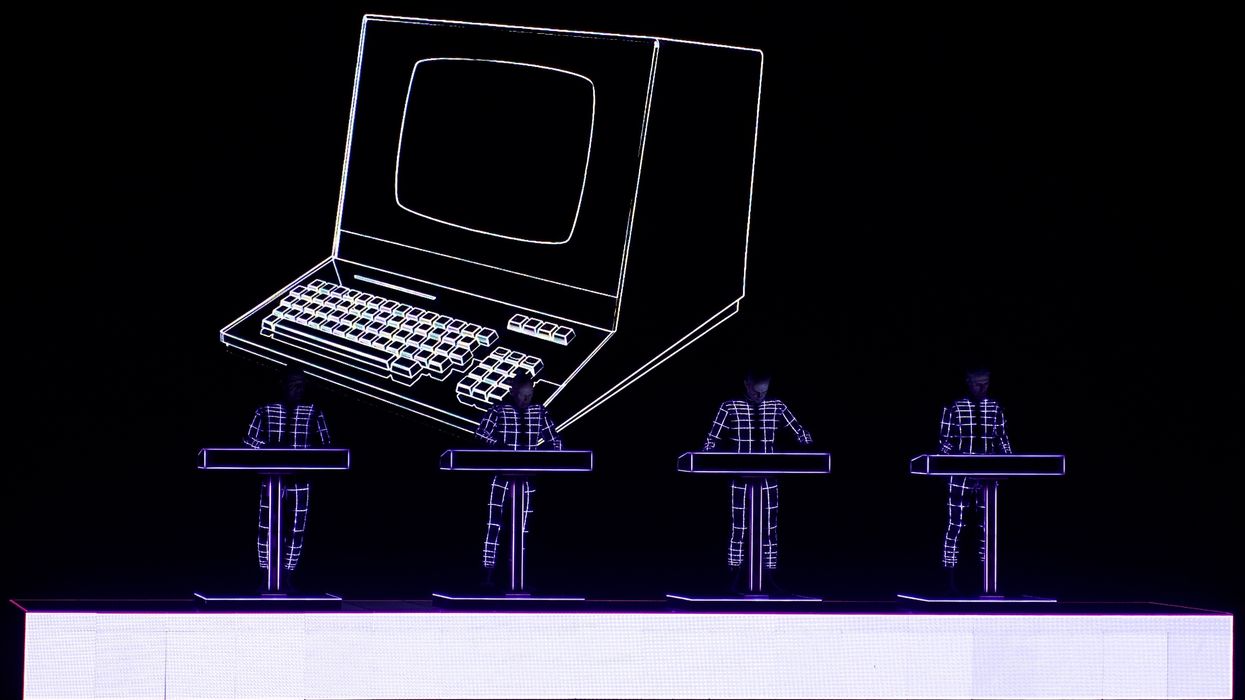 Kraftwerk pose son vaisseau à la Place des Arts