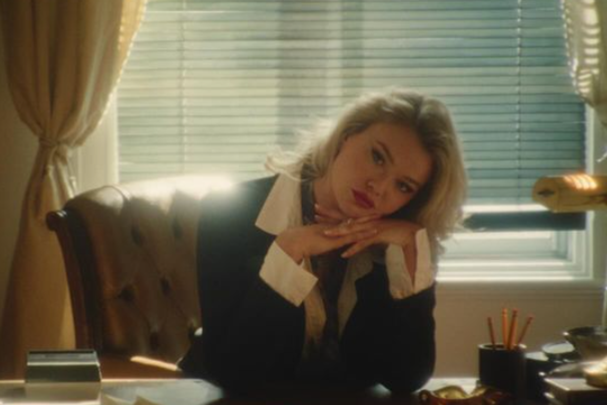 Clodelle mène l'enquête, dans le clip pour «Rien ne m'étonne»