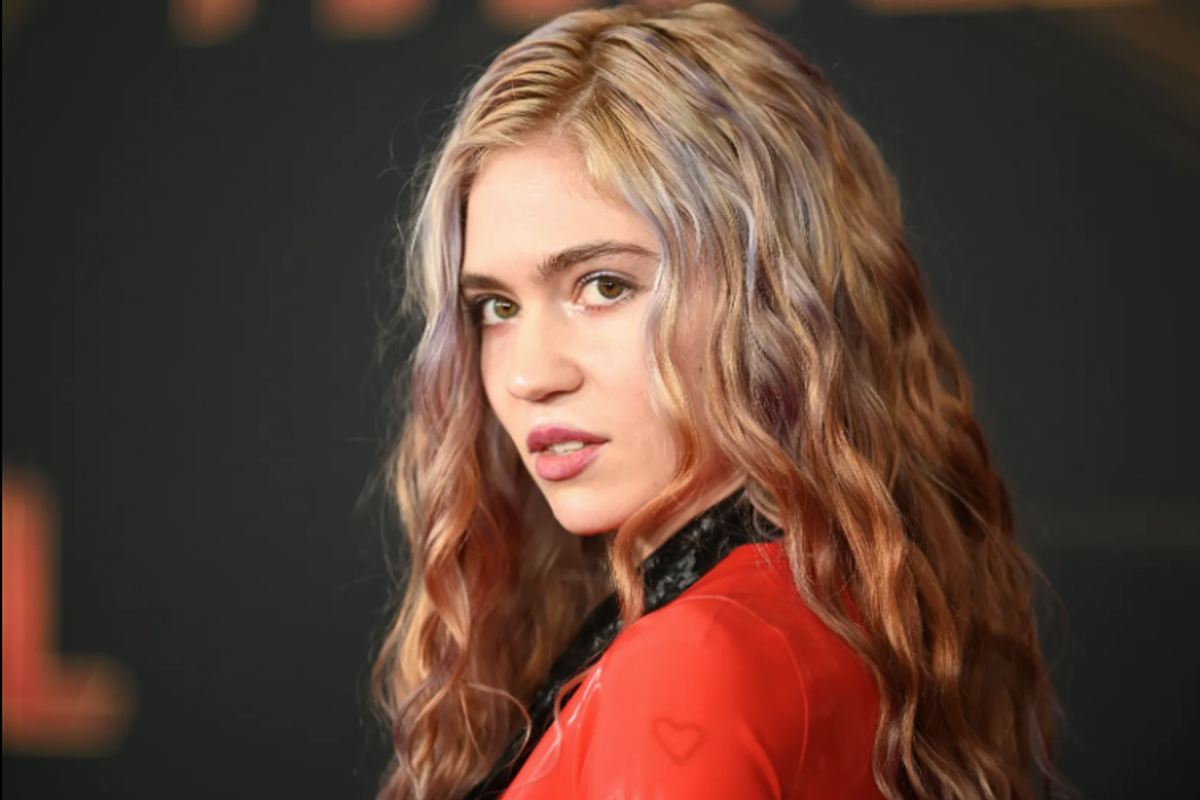 Grimes demande aux gens d’«arrêter de publier partout des images» de son enfant