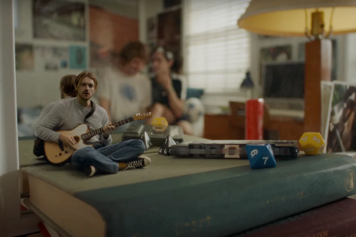 Finneas retourne au secondaire avec «Cleats»