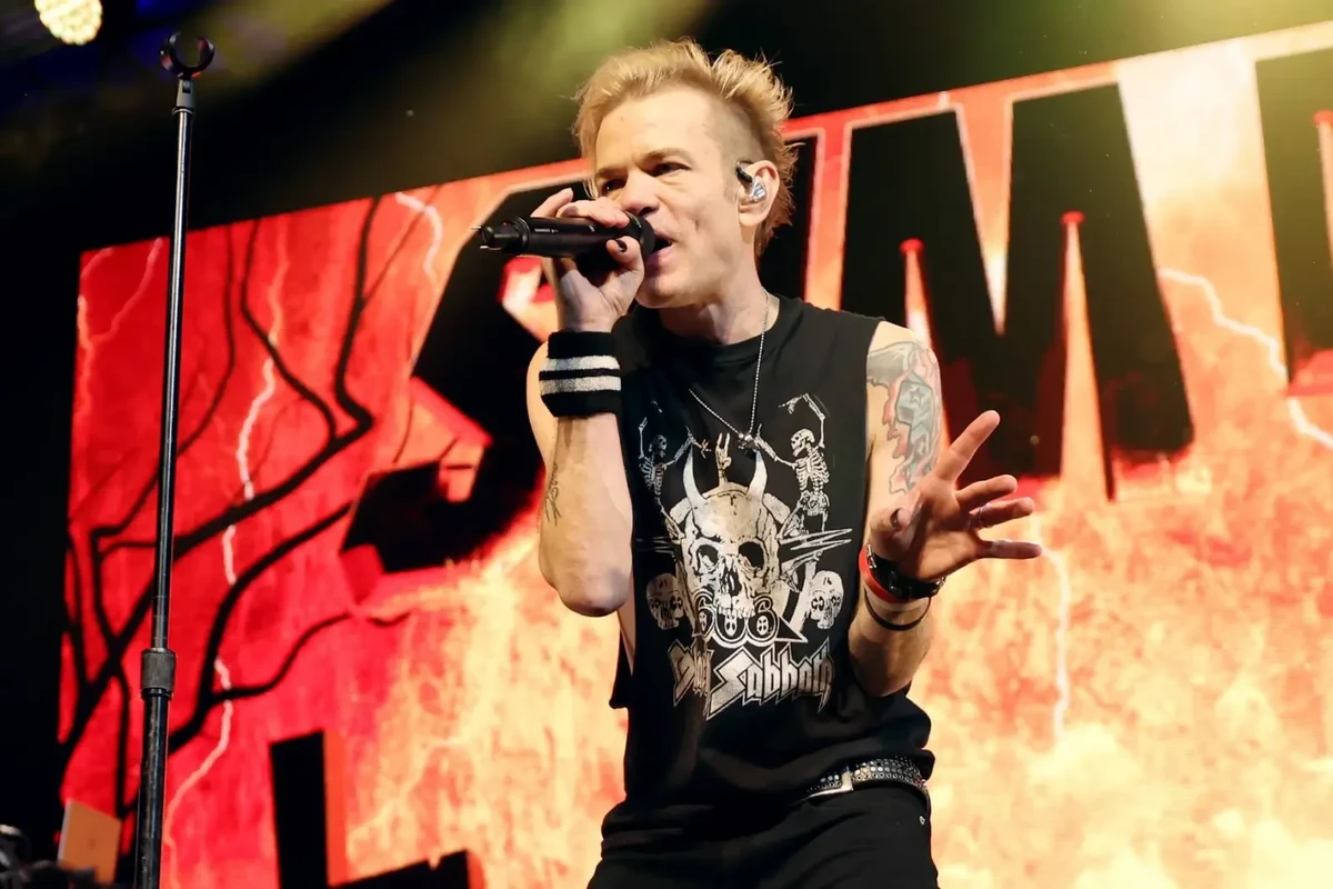 Deryck Whibley de Sum 41 accuse leur ancien gérant d'abus sexuel