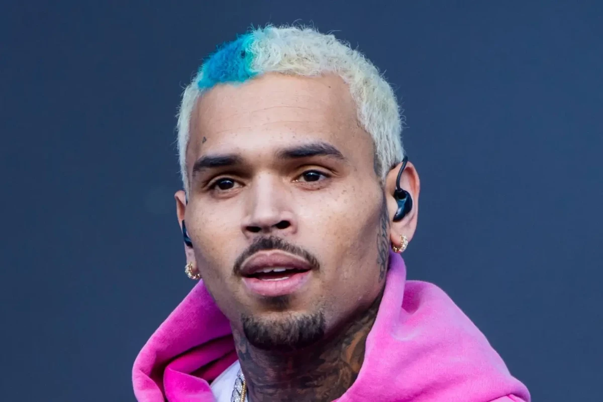 Chris Brown demande 500 millions à Warner Bros. pour fausse accusation de viol
