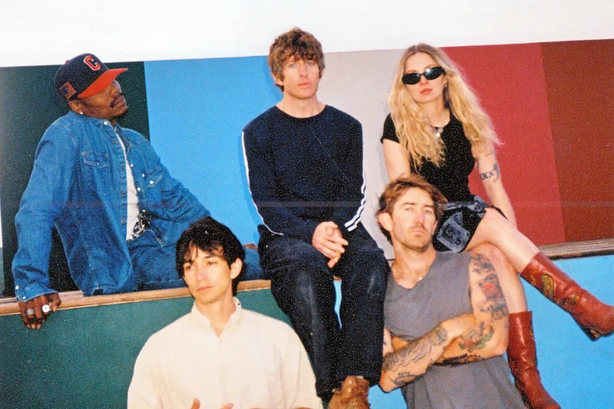 Turnstile part des mosh pits en forêt, dans le double clip pour «Seein' Stars» et «Birds»