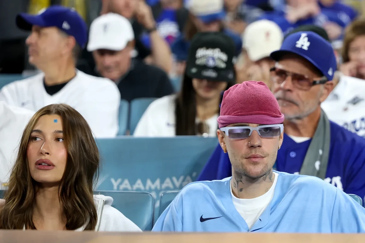 Justin Bieber débarque à la Série mondiale avec un chandail des Blue Jays