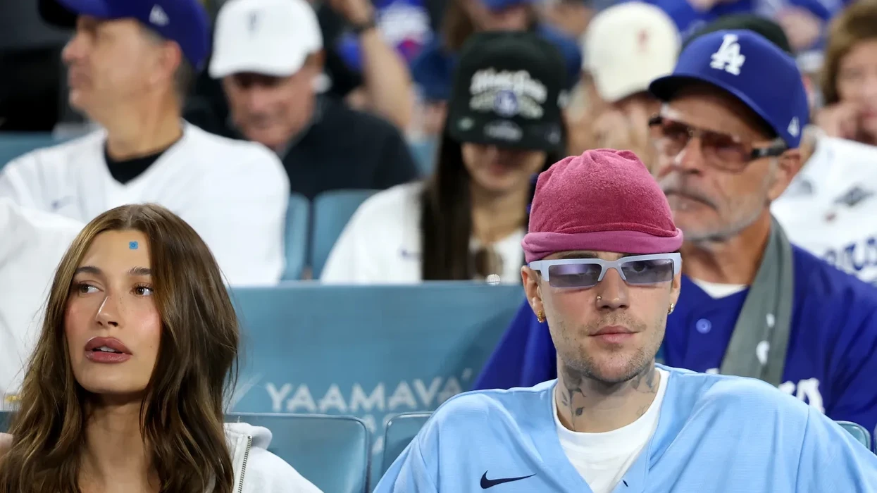 Justin Bieber débarque à la Série mondiale avec un chandail des Blue Jays